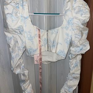 GOOD LIFE 
FLORAL PUFF SHOULDER CROP TOP IN PASTEL BLUE